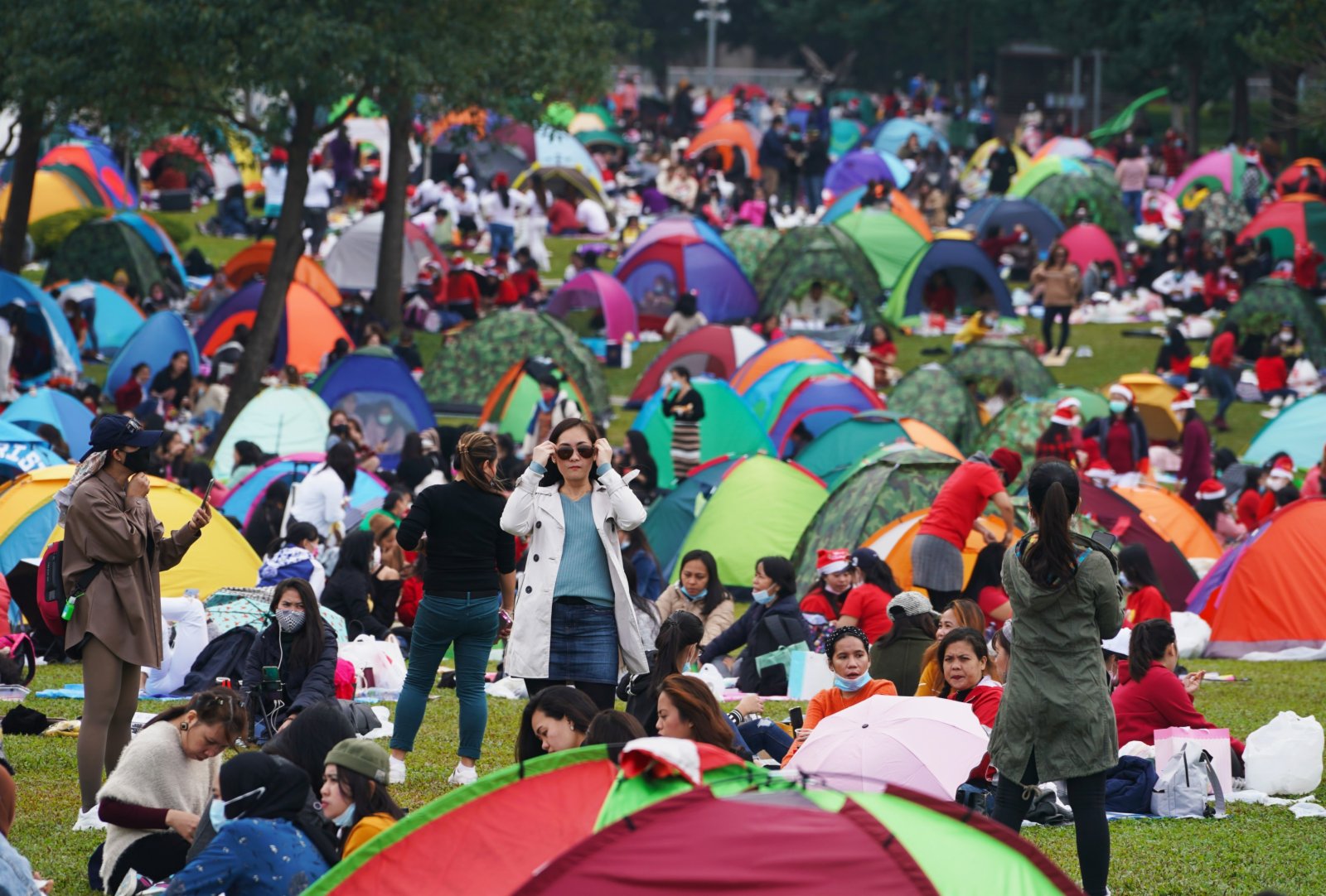 12月25日聖誕節，香港添馬公園變成「露營地」，公園裏到處是帳篷，眾多市民和外傭在這裡休憩度假。（中新社圖片）