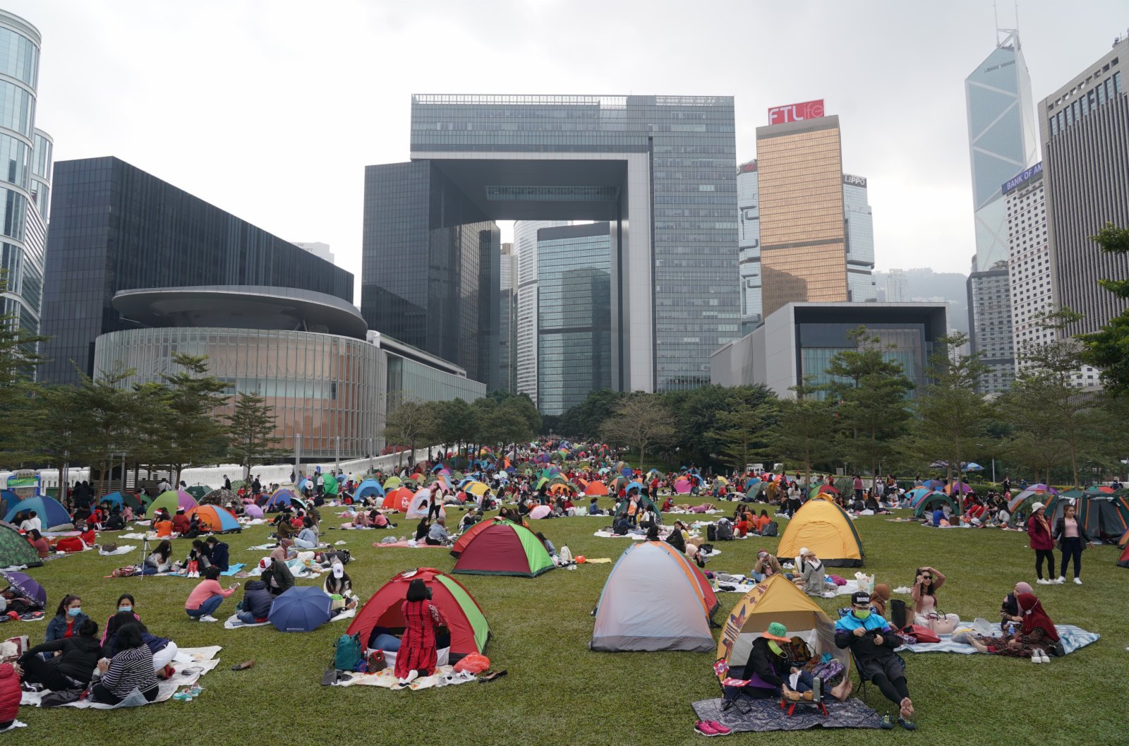 12月25日聖誕節，香港添馬公園變成「露營地」，公園裏到處是帳篷，眾多市民和外傭在這裡休憩度假。（中新社圖片）