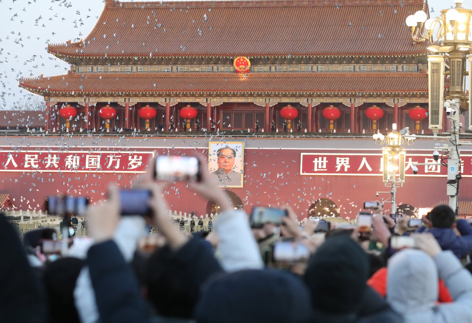 图为民众观看、拍摄升旗仪式。 （中新社）