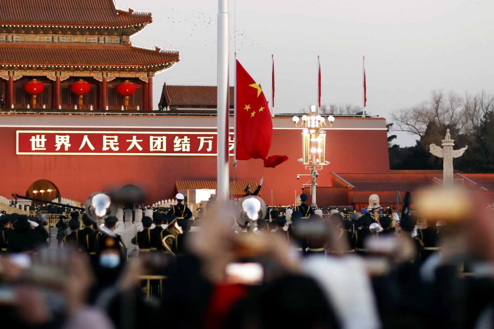 圖為民眾觀看、拍攝升旗儀式。 （中新社）