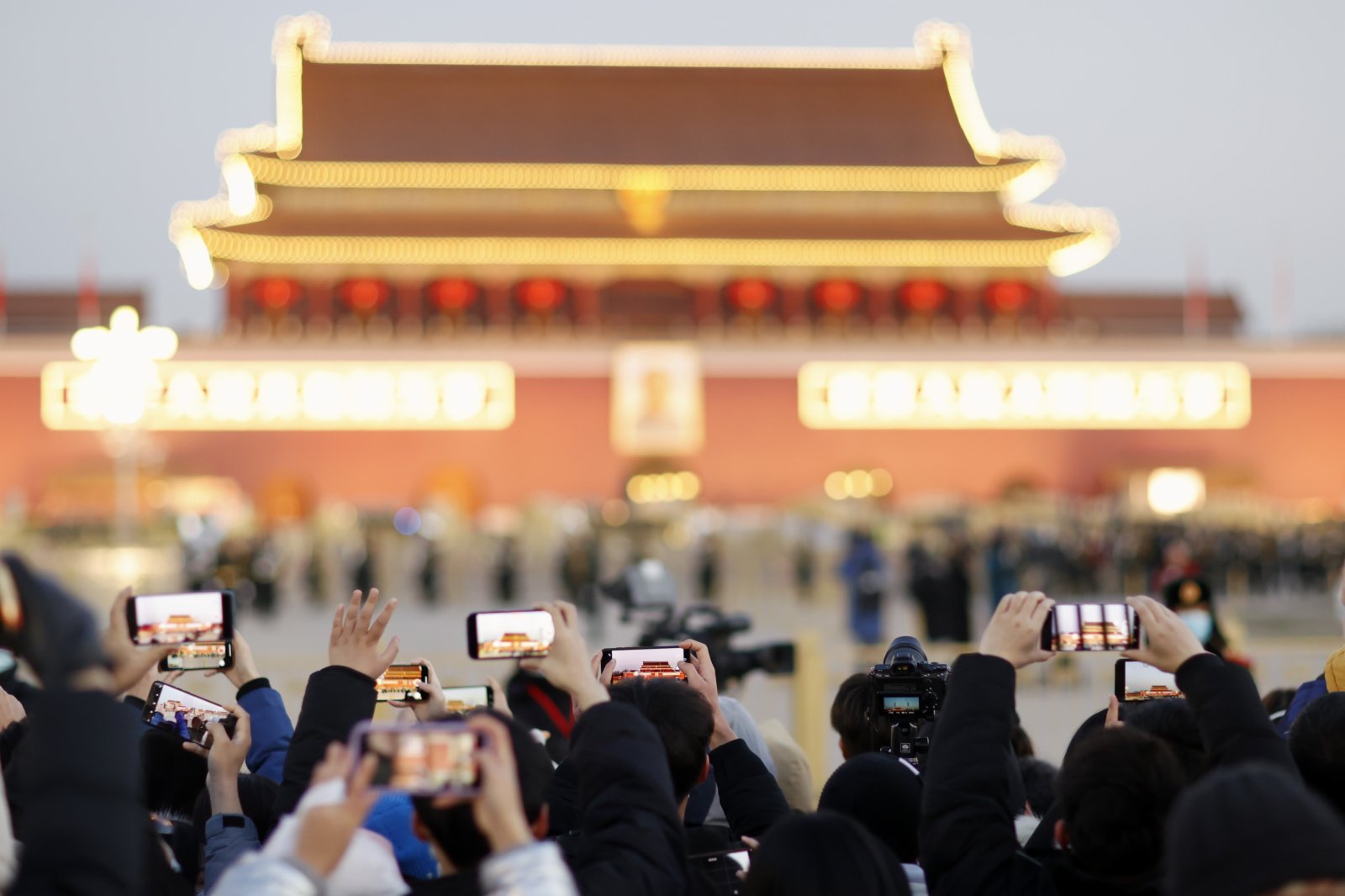 圖為民眾觀看、拍攝升旗儀式。 （中新社）