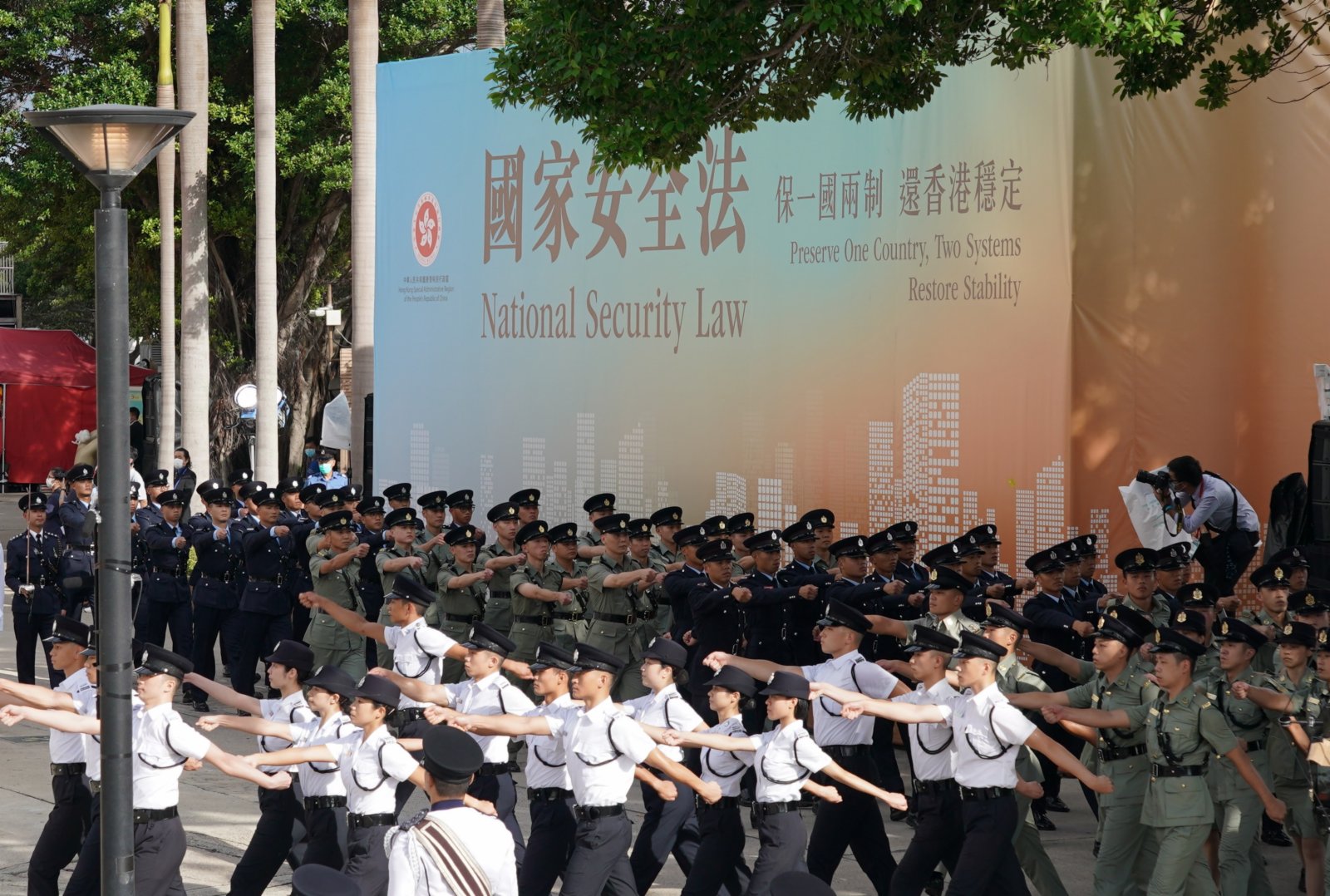 7月1日上午，香港特別行政區政府在金紫荊廣場舉行升旗儀式，慶祝香港回歸祖國及香港特別行政區成立23周年。升旗儀式現場首次設置了「國家安全法」的巨幅廣告牌。（中新社）