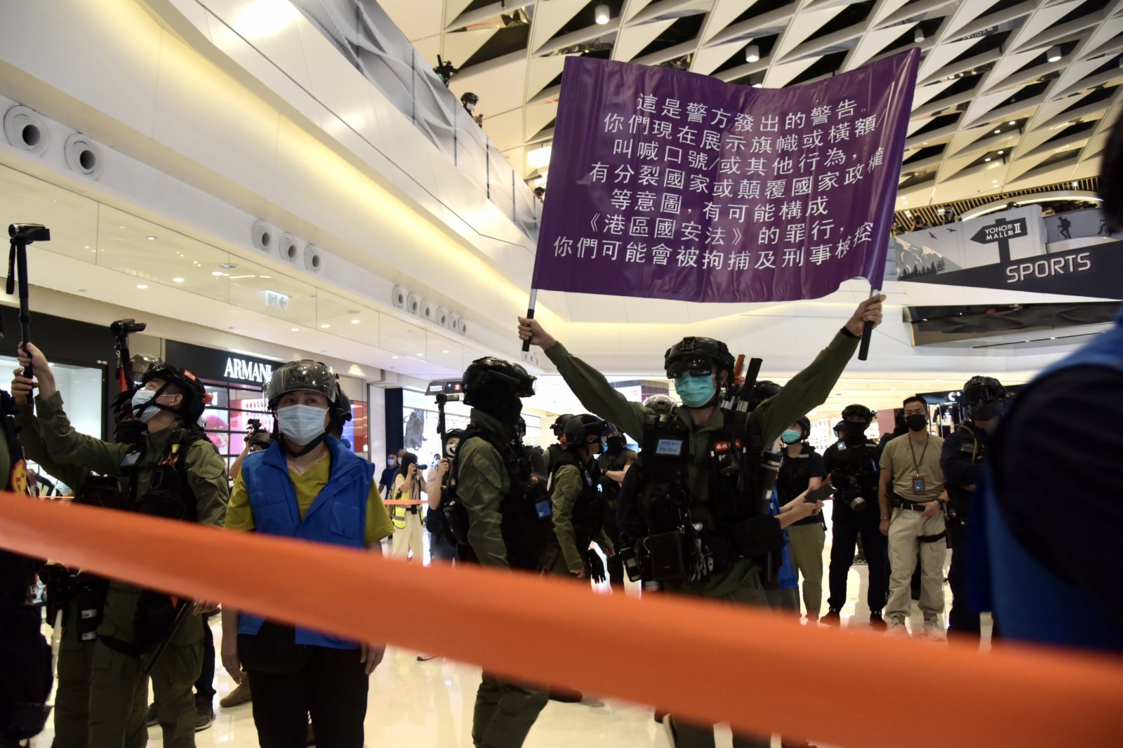 7月19日下午，在香港元朗YOHO MALL商場，少數非法示威者叫囂「港獨」口號，警方高舉紫旗警告非法示威者涉嫌違反《香港國安法》。在《香港國安法》的震懾下，「港獨」分子的囂張氣焰被有效遏制。 （中新社）