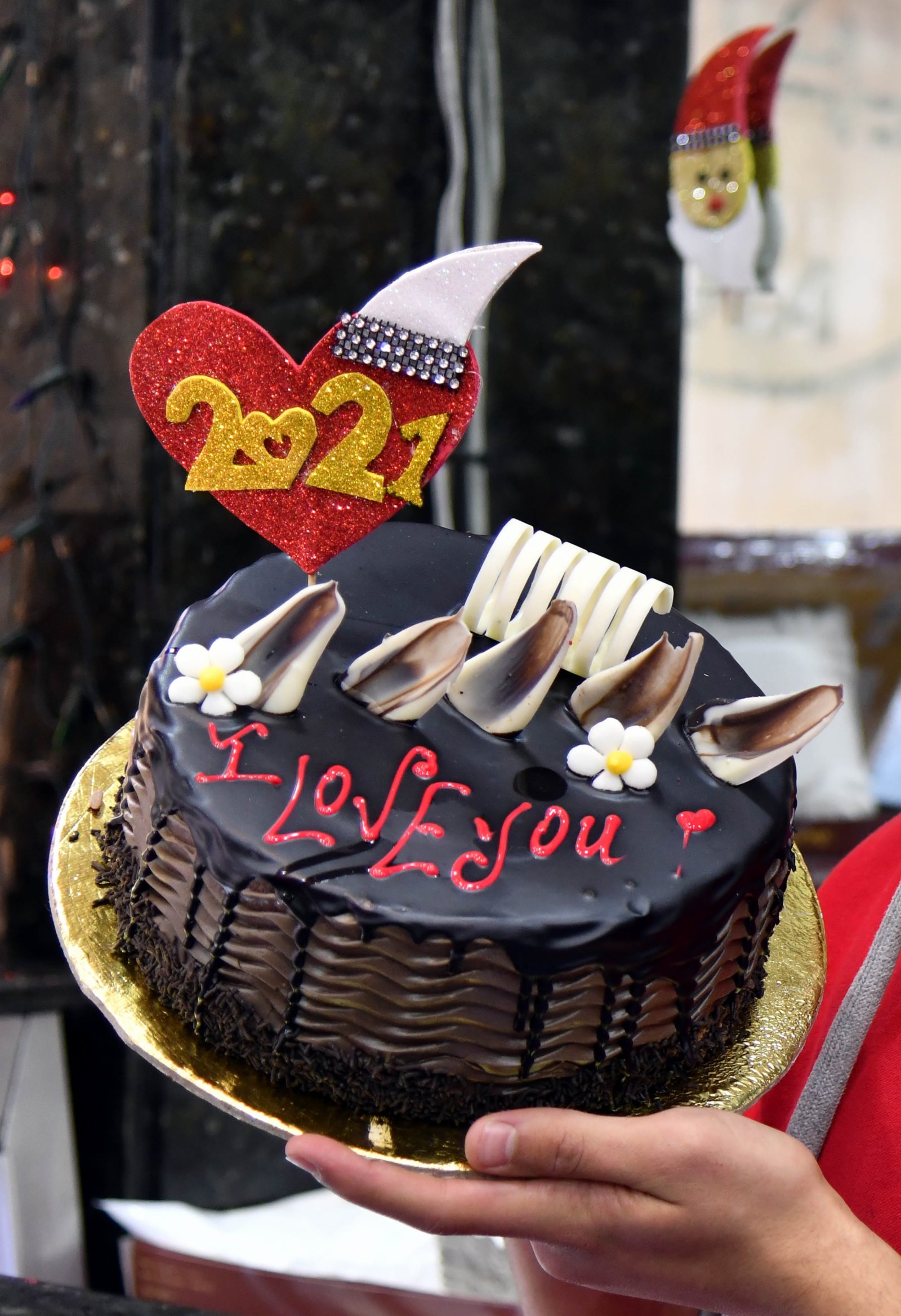 2020年12月31日，在敘利亞大馬士革一家甜品店，店員展示新年蛋糕。（新華社）