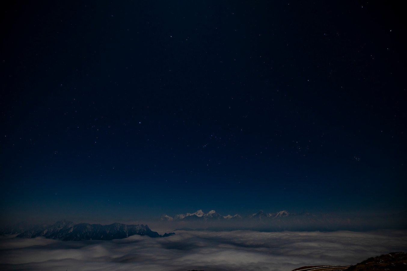  這是2021年1月2日凌晨在四川牛背山拍攝的群山、雲海和星空。（新華社）