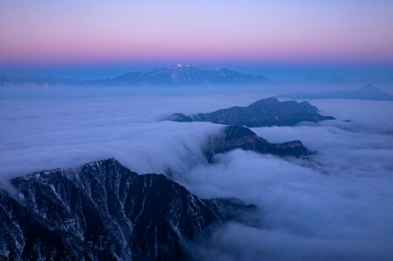 這是2021年1月1日在四川牛背山拍攝的山巒與雲海。（新華社）