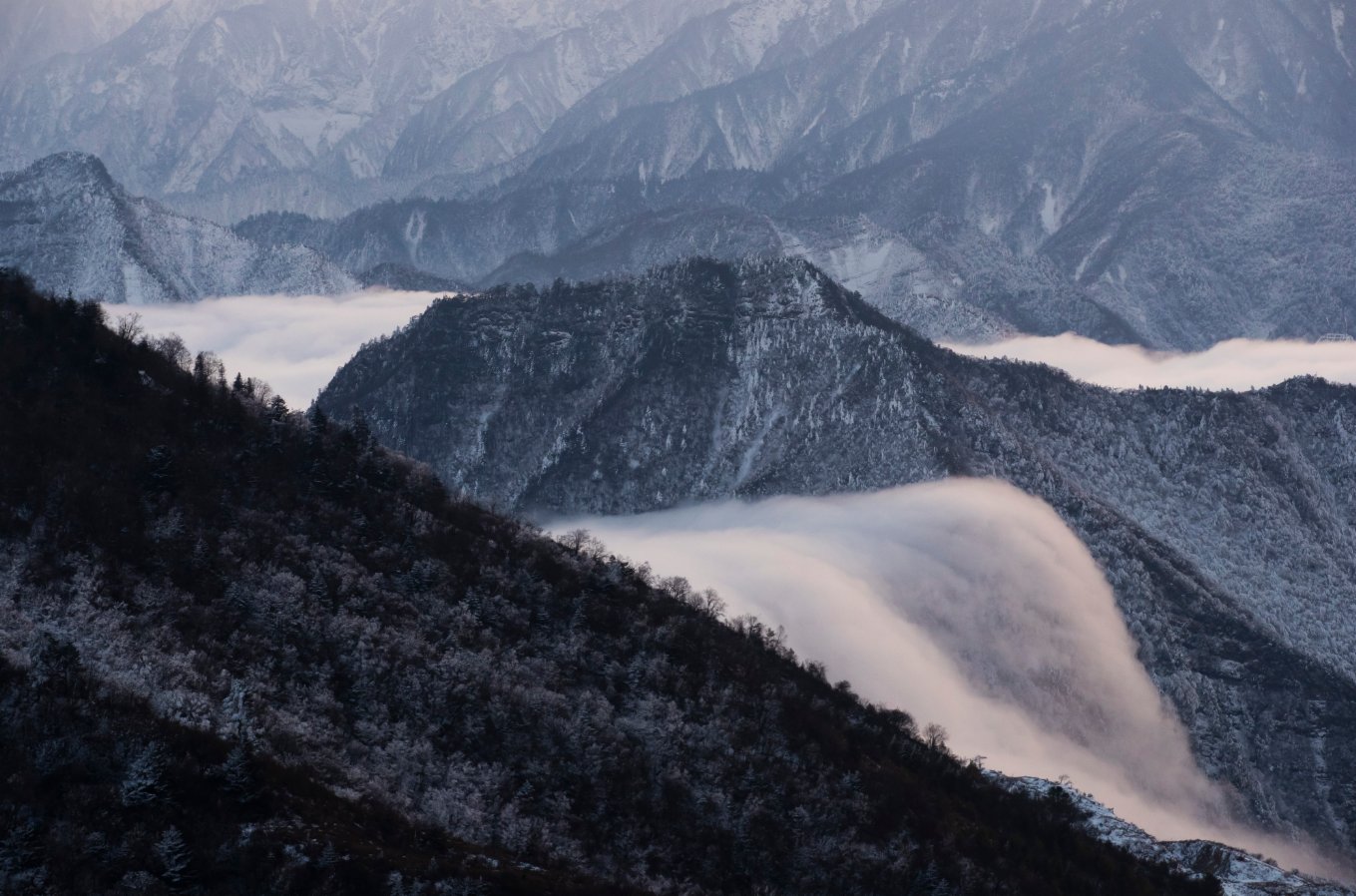這是2021年1月1日在四川牛背山拍攝的山巒與雲海。（新華社）