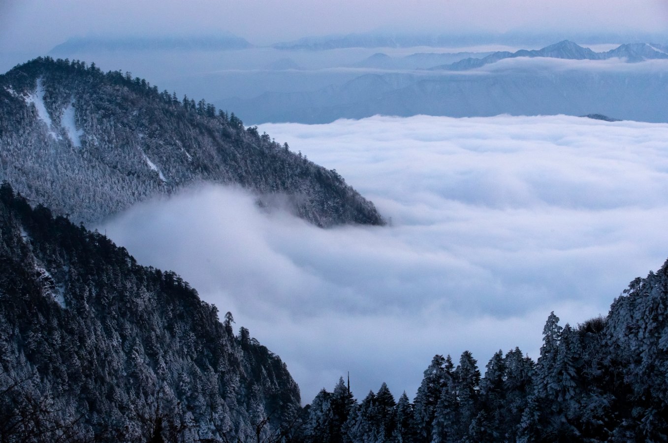 這是2021年1月1日在四川牛背山拍攝的山巒與雲海。（新華社）