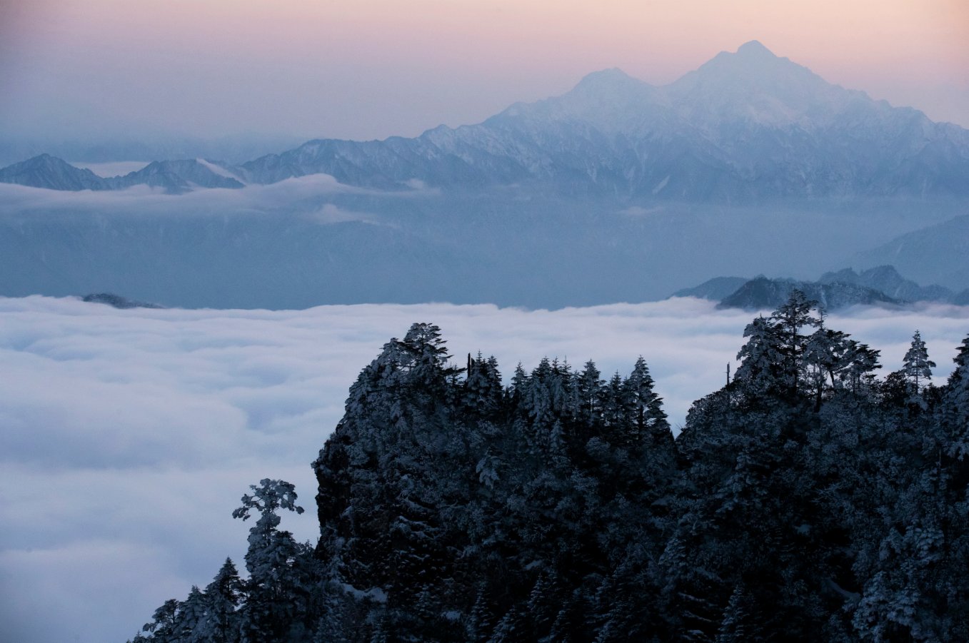 這是2021年1月1日在四川牛背山拍攝的山巒與雲海。（新華社）