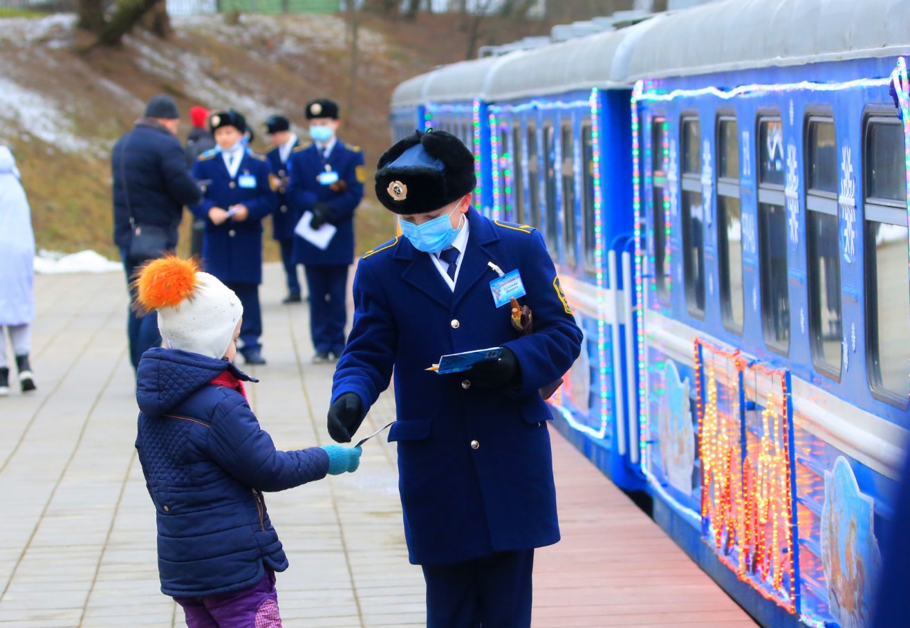 1月2日，在白俄羅斯首都明斯克，一名兒童準備乘坐兒童鐵路新年專列。（新華社）
