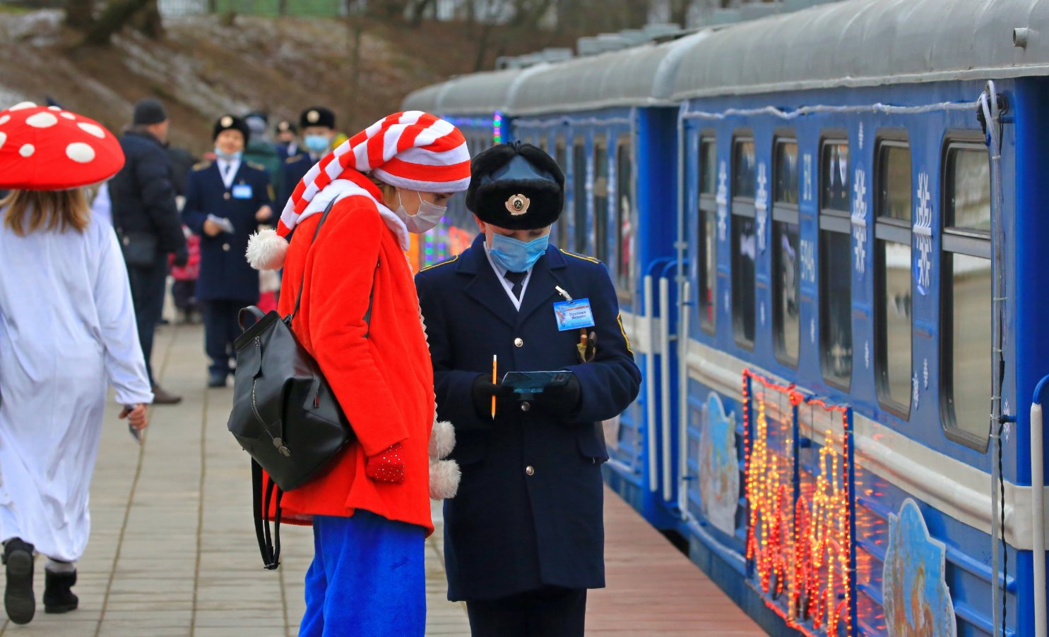 1月2日，在白俄羅斯首都明斯克，身著列車員服裝的學生為新年假日期間體驗兒童鐵路的人們提供服務。（新華社）