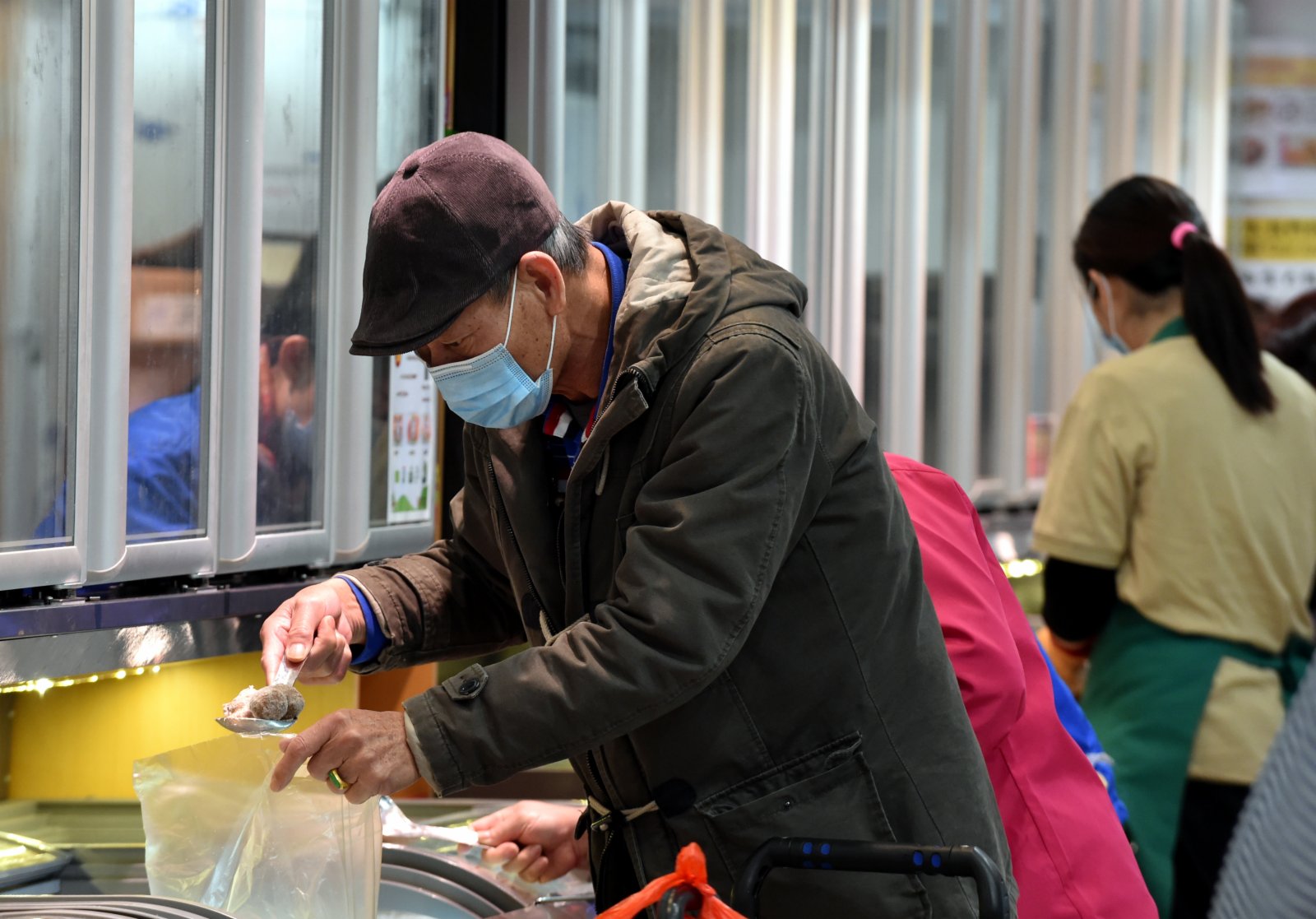 衞生署衞生防護中心傳染病處主任張竹君今日（3日）下午公布，本港新增41宗確診個案，1宗為輸入性個案，40宗為本地感染個案，其中16宗源頭未明，另外24宗與其他個案有關聯。另外本港暫時有30多宗初步陽性個案。（新華社資料圖片）