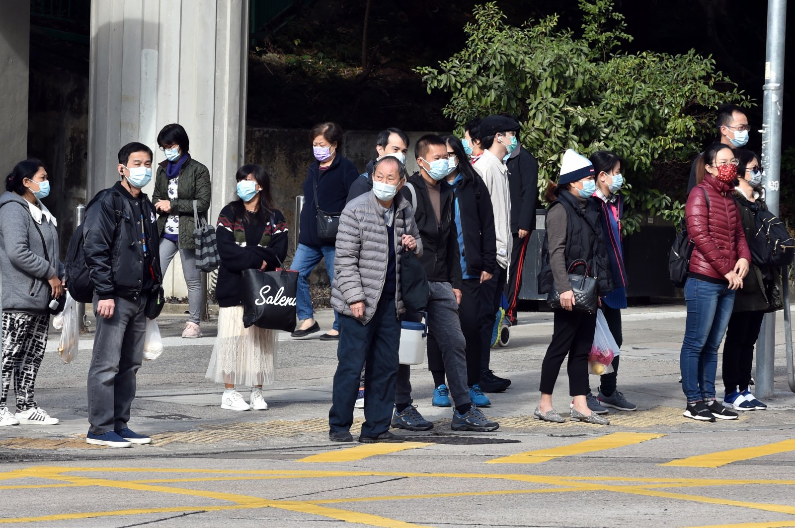 衞生署衞生防護中心傳染病處主任張竹君今日（3日）下午公布，本港新增41宗確診個案，1宗為輸入性個案，40宗為本地感染個案，其中16宗源頭未明，另外24宗與其他個案有關聯。另外本港暫時有30多宗初步陽性個案。（新華社資料圖片）