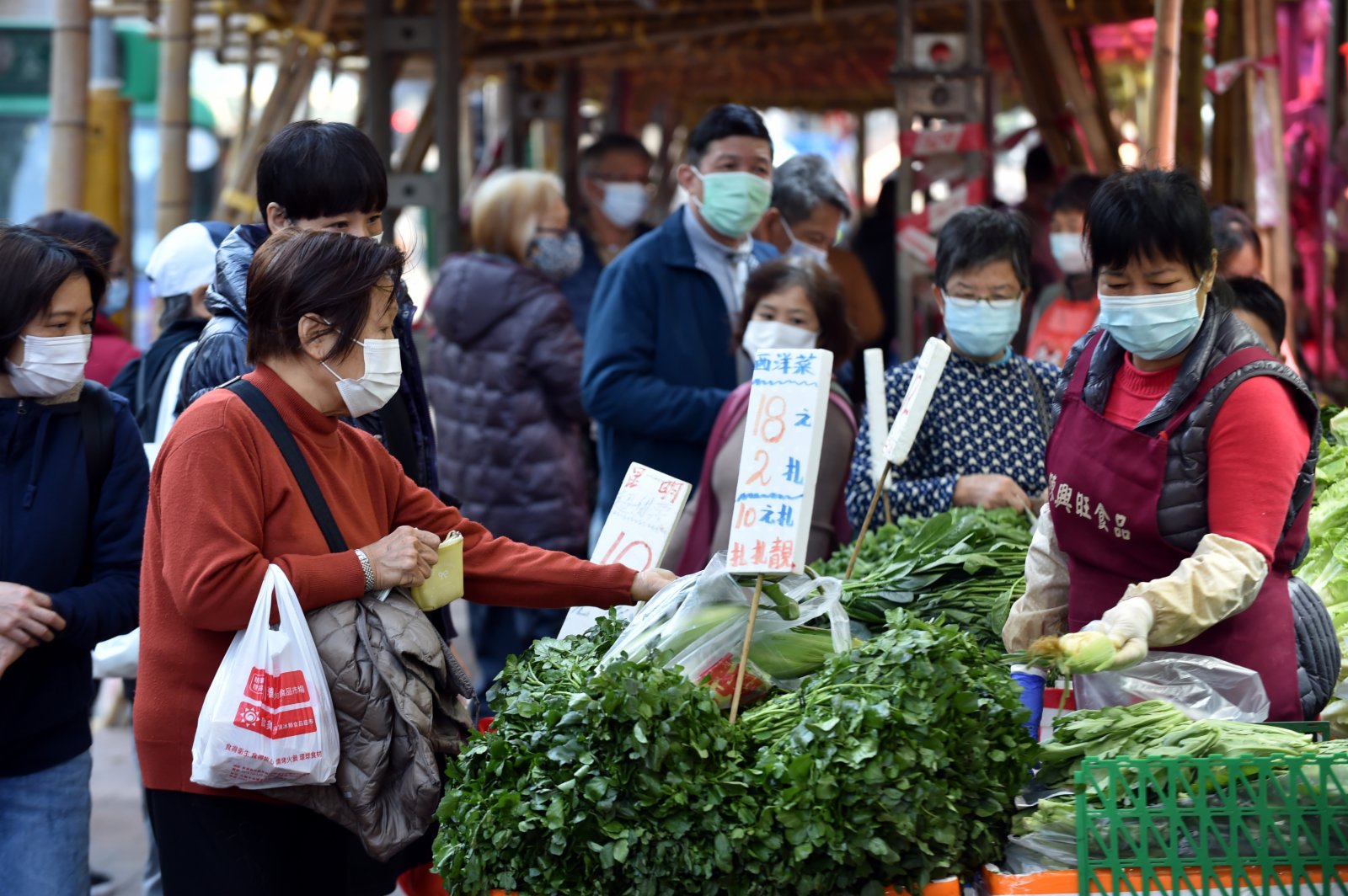 衞生署衞生防護中心傳染病處主任張竹君今日（3日）下午公布，本港新增41宗確診個案，1宗為輸入性個案，40宗為本地感染個案，其中16宗源頭未明，另外24宗與其他個案有關聯。另外本港暫時有30多宗初步陽性個案。（新華社資料圖片）