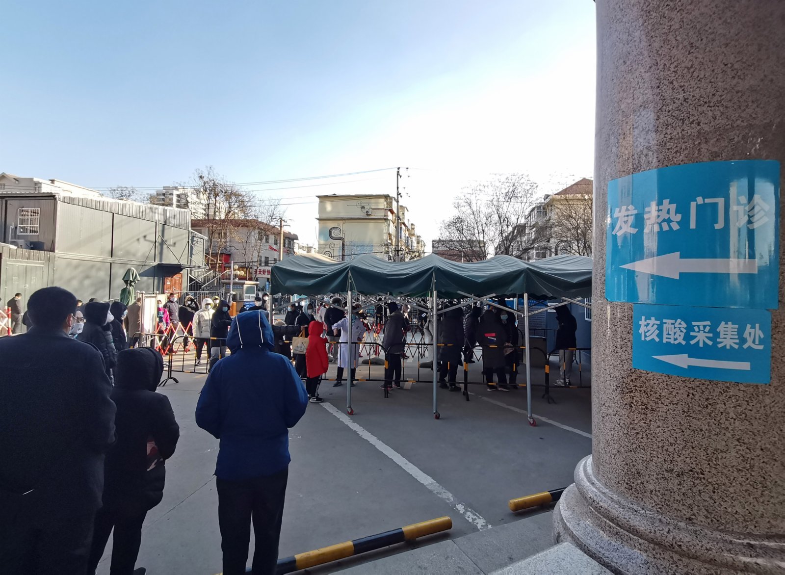 1月5日，民眾在河北醫科大學附屬第二醫院排隊檢測核酸。(中新社)
