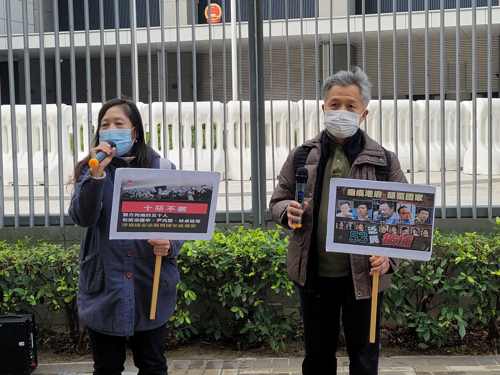 有團體7日到政府總部東翼前地發起請願行動,促請政府立即修訂《宣誓及聲明條例》及《區議會條例》,將區議員納入公職人員宣誓範圍,解除黑暴區議員資格。(大公文匯全媒體記者何燊亮 攝) 有團體7日到政府總部東翼前地發起請願行動,促請政府立即修訂《宣誓及聲明條例》及《區議會條例》,將區議員納入公職人員宣誓範圍,解除黑暴區議員資格。(大公文匯全媒體記者何燊亮 攝)