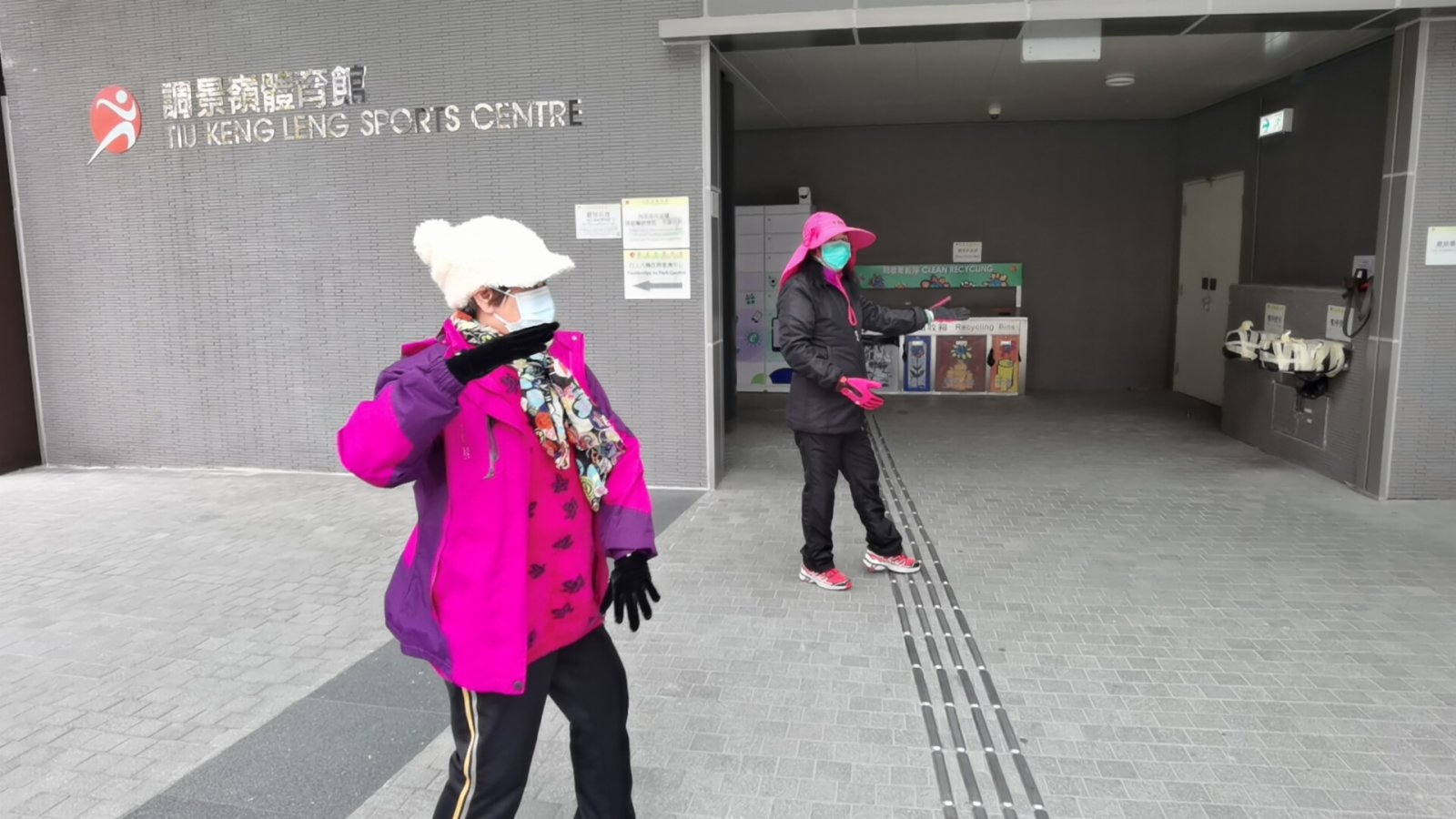 寒冷天氣警告現正生效。天文台今日（8日）表示，上午8時錄得氣溫8.5度，相對濕度62%。寒冷天氣下，早上市民出門明顯添加了寒衣。（大公文匯全媒體記者何燊亮 攝）