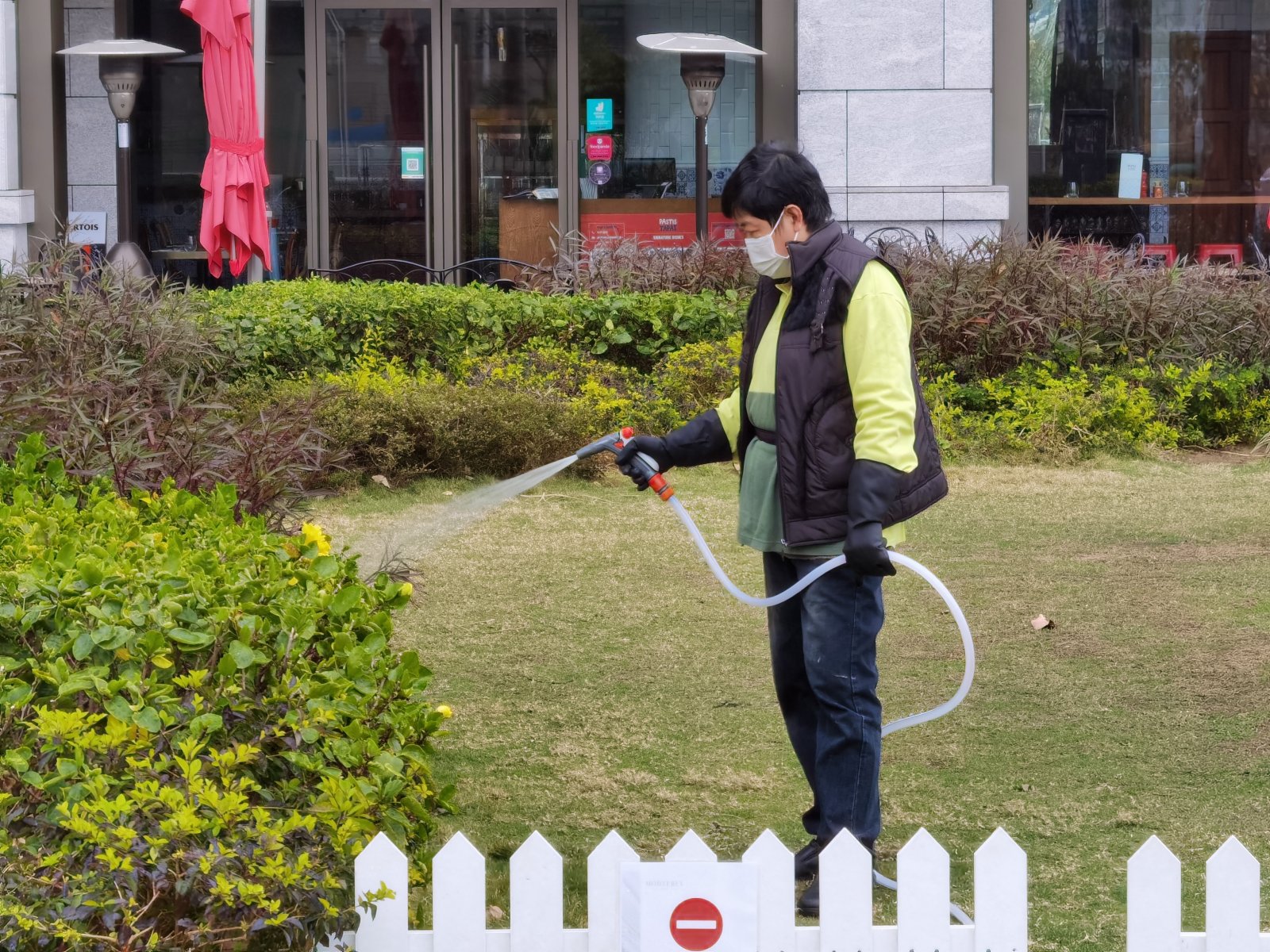寒冷天氣警告現正生效。天文台今日（8日）表示，上午8時錄得氣溫8.5度，相對濕度62%。寒冷天氣下，早上市民出門明顯添加了寒衣。（大公文匯全媒體記者何燊亮 攝）