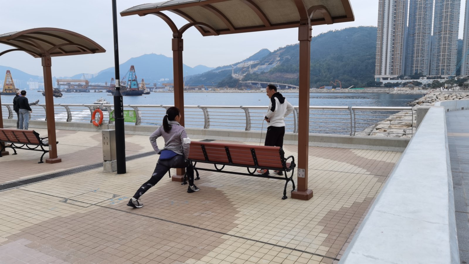 寒冷天氣警告現正生效。天文台今日（8日）表示，上午8時錄得氣溫8.5度，相對濕度62%。寒冷天氣下，早上市民出門明顯添加了寒衣。（大公文匯全媒體記者何燊亮 攝）