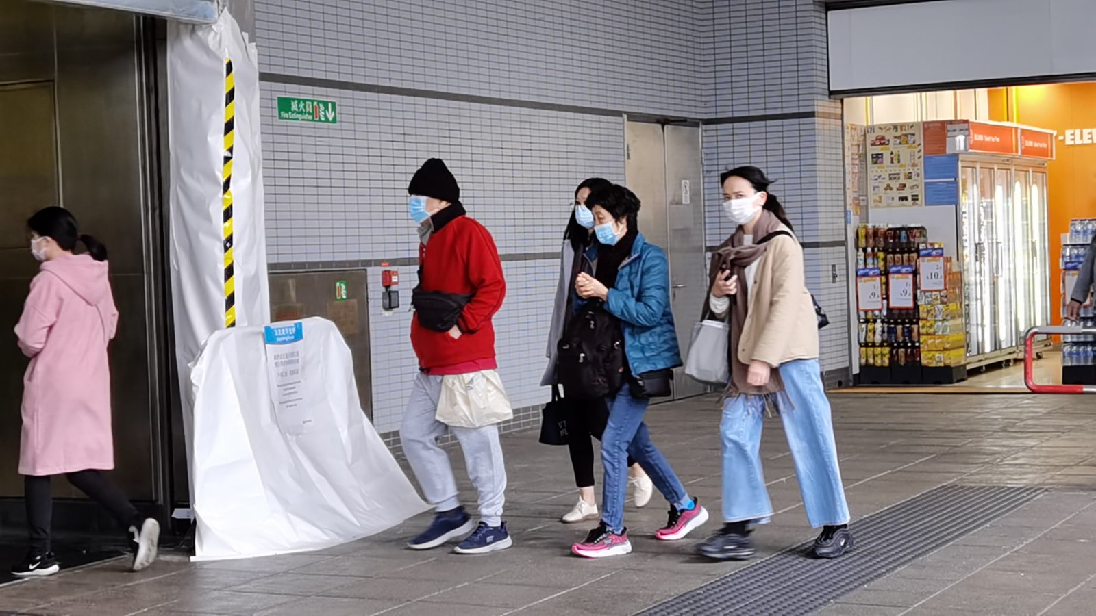 寒冷天氣警告現正生效。天文台今日（8日）表示，上午8時錄得氣溫8.5度，相對濕度62%。寒冷天氣下，早上市民出門明顯添加了寒衣。（大公文匯全媒體記者何燊亮 攝）