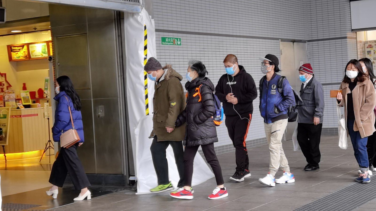 寒冷天氣警告現正生效。天文台今日（8日）表示，上午8時錄得氣溫8.5度，相對濕度62%。寒冷天氣下，早上市民出門明顯添加了寒衣。（大公文匯全媒體記者何燊亮 攝）