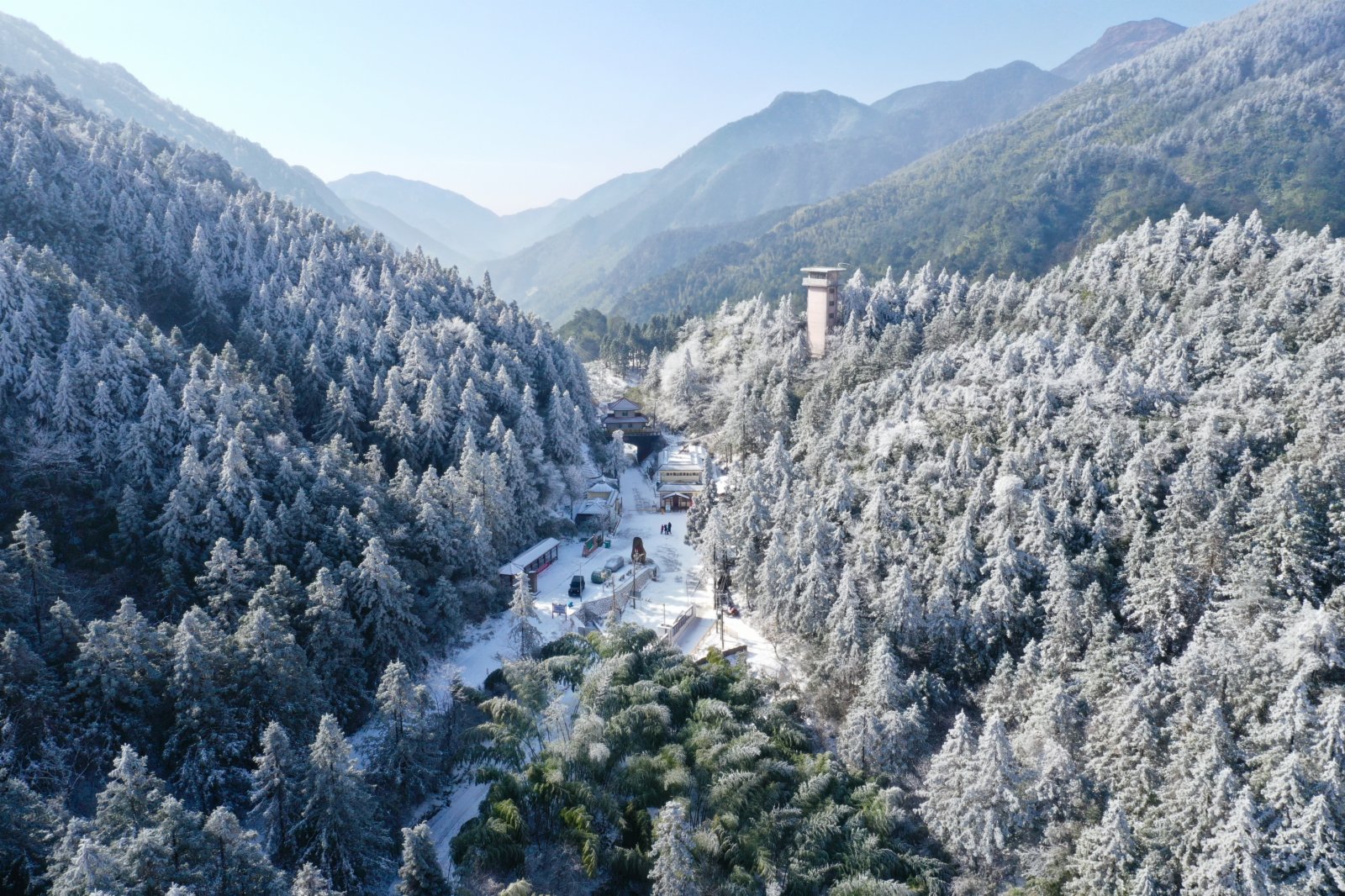 1月8日，武夷山國家公園腹地的桐木關附近，群山被白雪覆蓋（無人機照片）。