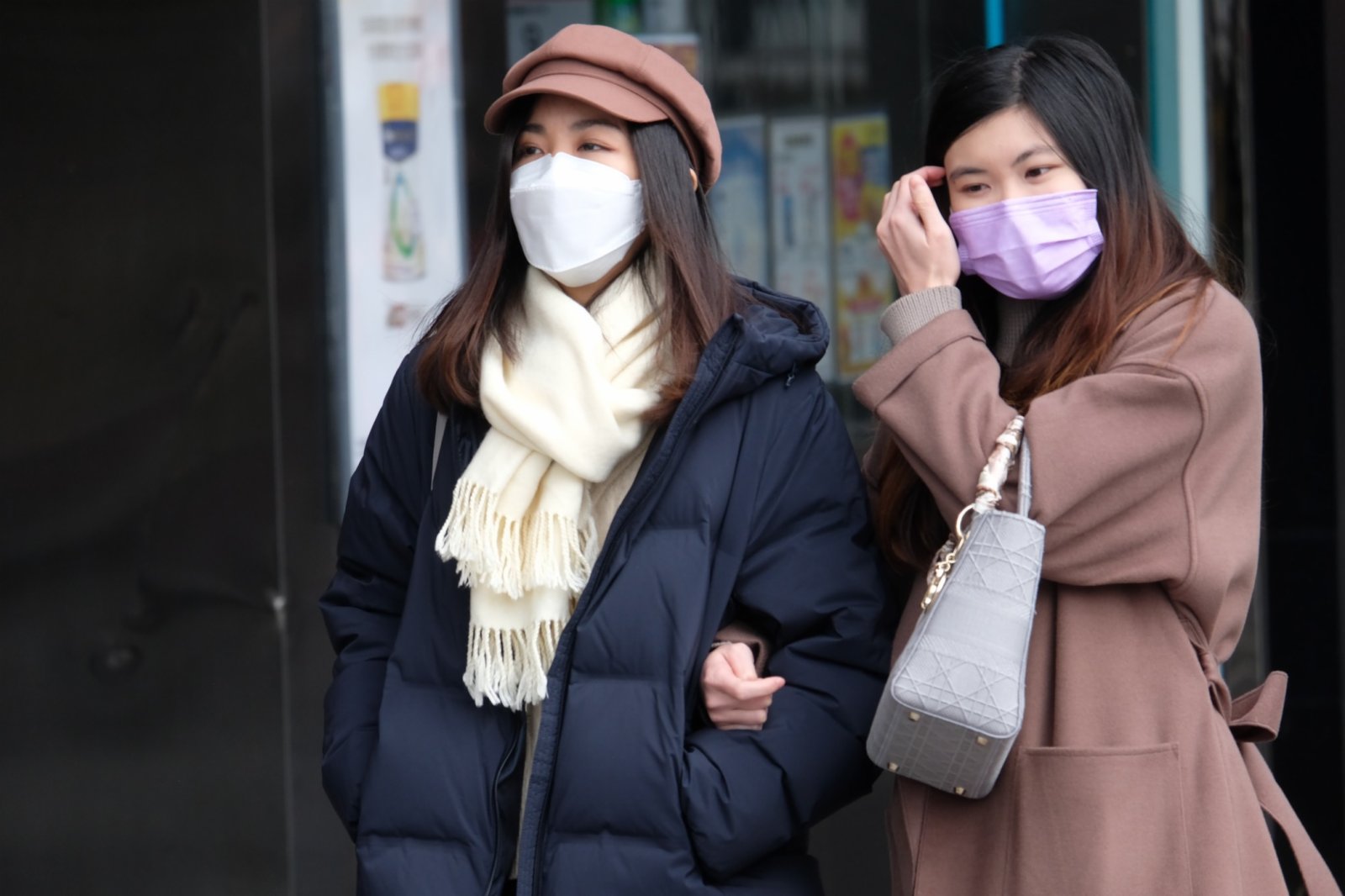 香港寒冷天氣警告現正生效。天文台今日(9日)表示,上午8時錄得氣溫8.1度,相對濕度44%。冬季季候風正為廣東帶來嚴寒的天氣。今早本港大部分地區最低氣溫在6至8度左右。寒冷天氣下,市民着裝溫暖出行。(大公文匯全媒體記者麥鈞傑攝)