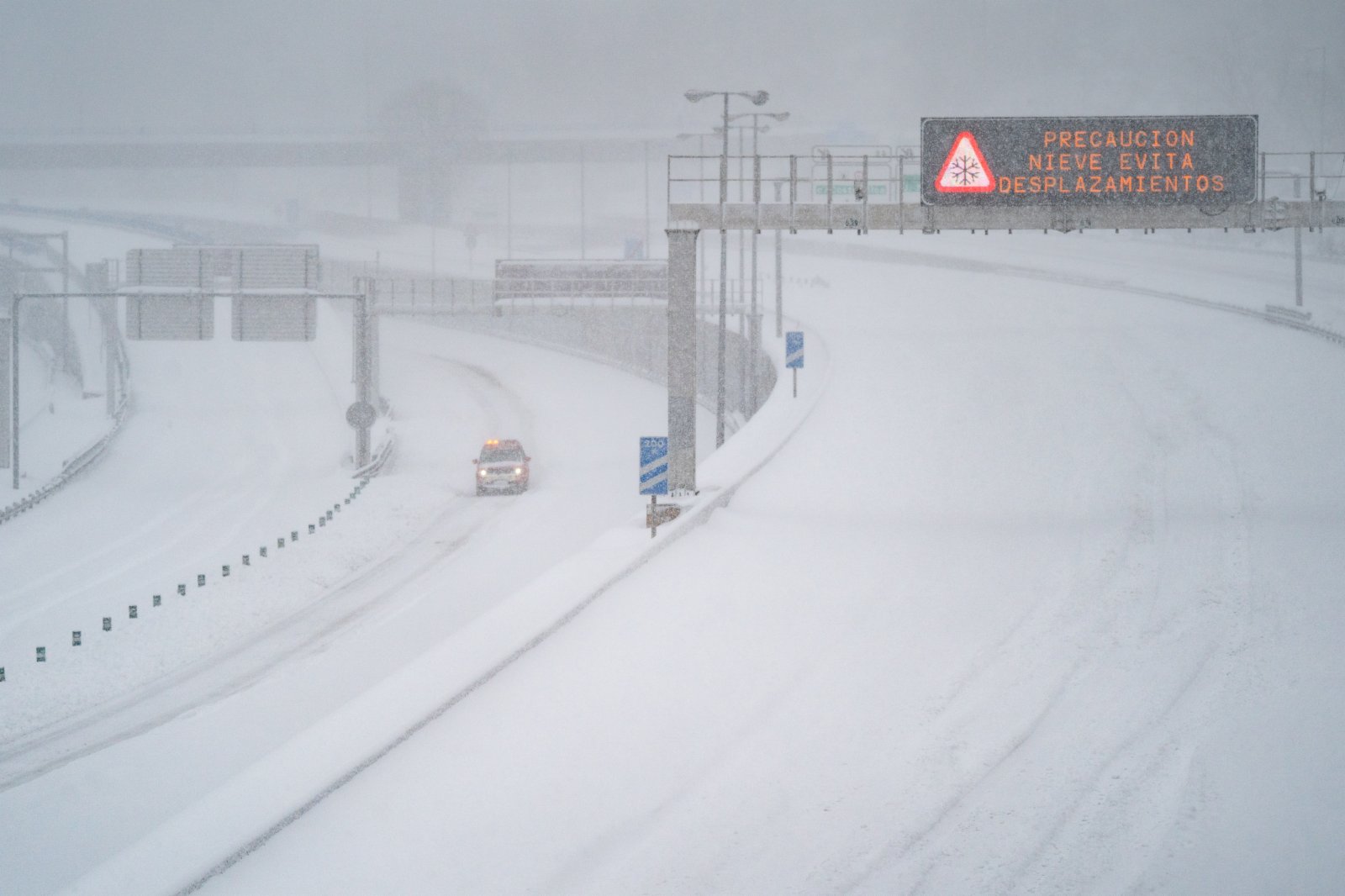 1月9日，一輛救援車輛從因大雪關閉的西班牙馬德里M-30環城高速旁駛過。
