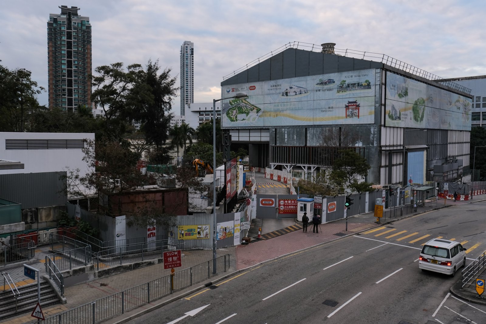 1月9日，香港路政署通報，一名參與中九龍幹線工程的工人確診新冠肺炎，另有6名工人初步確診。7人的工作地點分別位於馬頭角及何文田工地，相關工地已經停工。圖為中九龍幹線工程位於何文田的地盤。