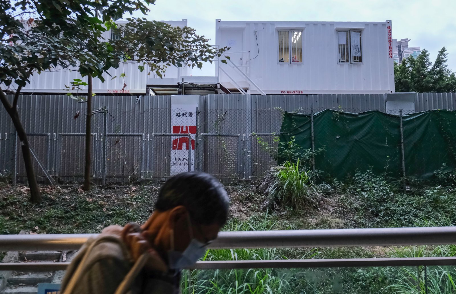 1月9日，香港路政署通報，一名參與中九龍幹線工程的工人確診新冠肺炎，另有6名工人初步確診。7人的工作地點分別位於馬頭角及何文田工地，相關工地已經停工。圖為中九龍幹線工程位於何文田的地盤。