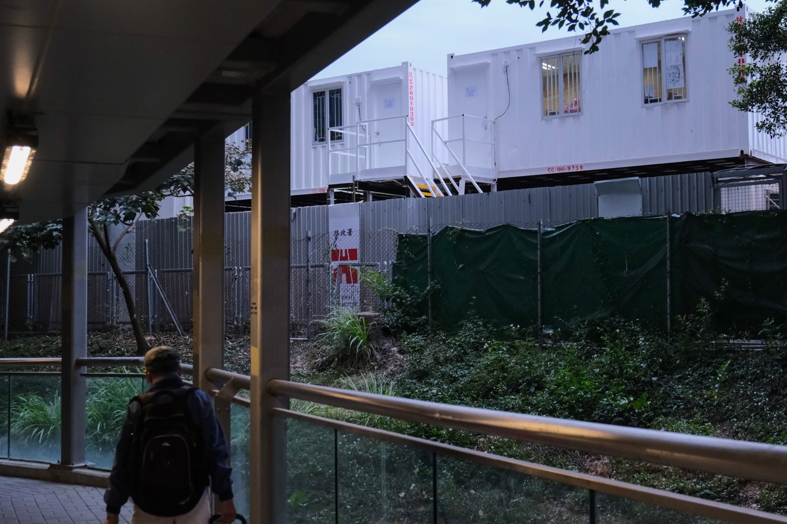 1月9日，香港路政署通報，一名參與中九龍幹線工程的工人確診新冠肺炎，另有6名工人初步確診。7人的工作地點分別位於馬頭角及何文田工地，相關工地已經停工。圖為中九龍幹線工程位於何文田的地盤。