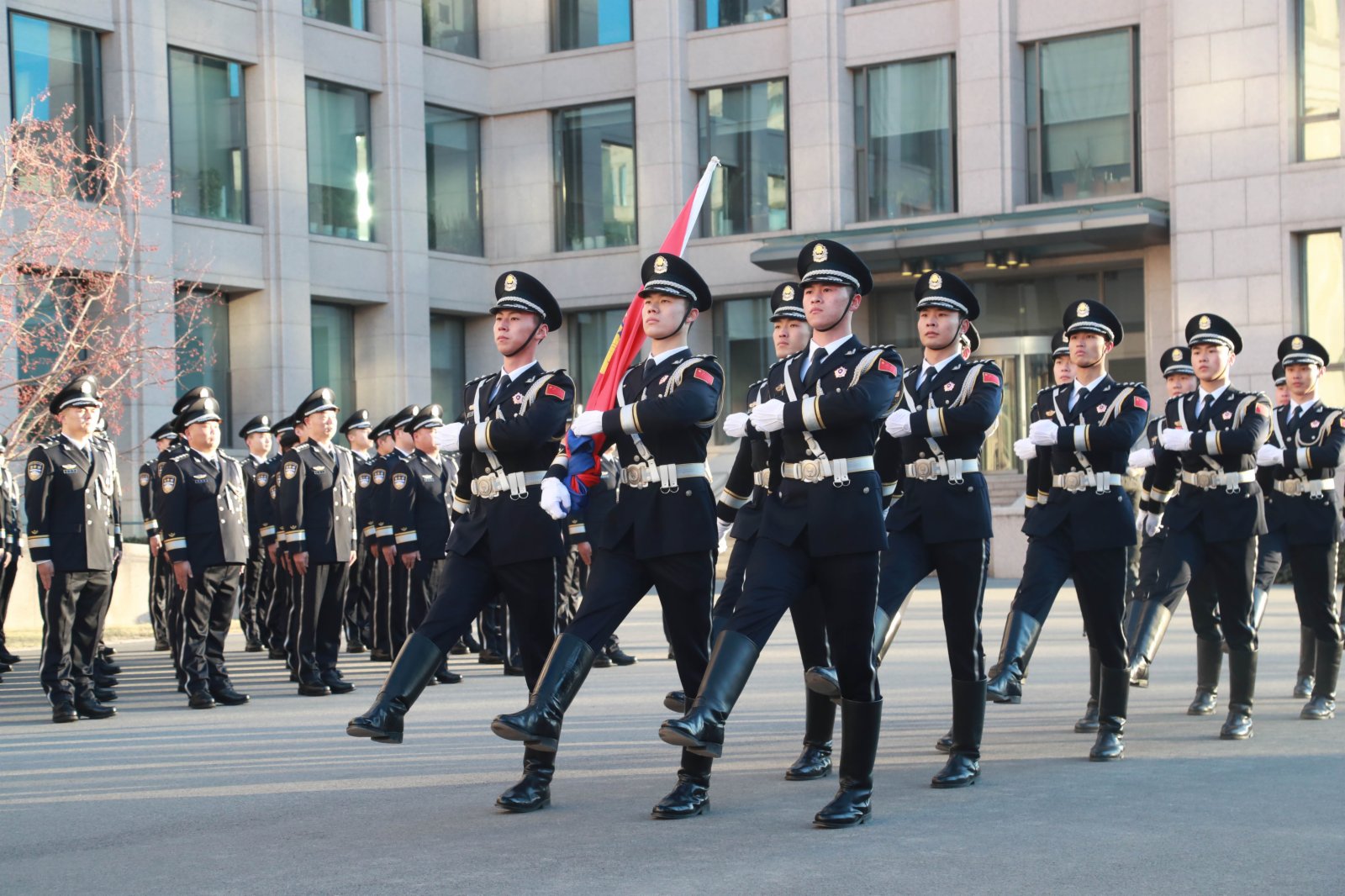 1月10日，首個中國人民警察節之際，公安部機關舉行警旗昇旗儀式。全國公安機關受表彰先進集體和英模代表、部機關幹部代表300餘人參加儀式，重溫入警誓詞，高唱警歌，並向警旗敬禮。 （中新社）