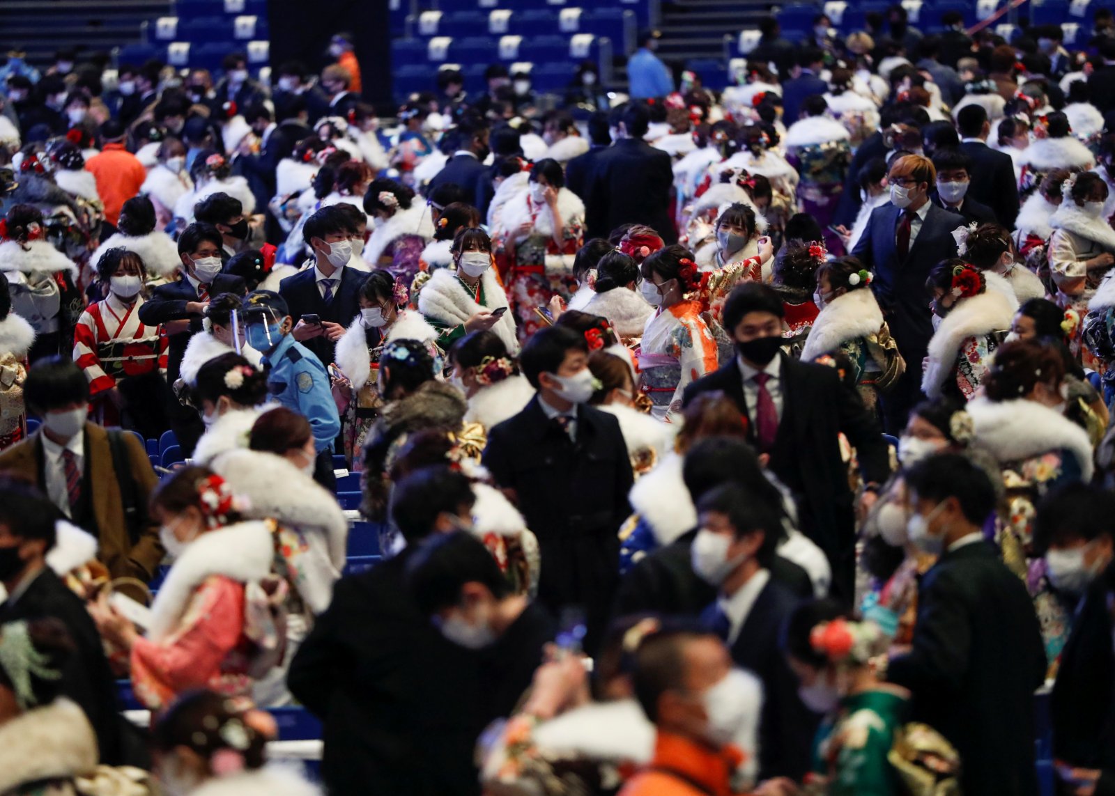 當地時間1月11日，穿着和服戴着口罩的少女在日本橫濱體育館參加成人禮。（路透社）