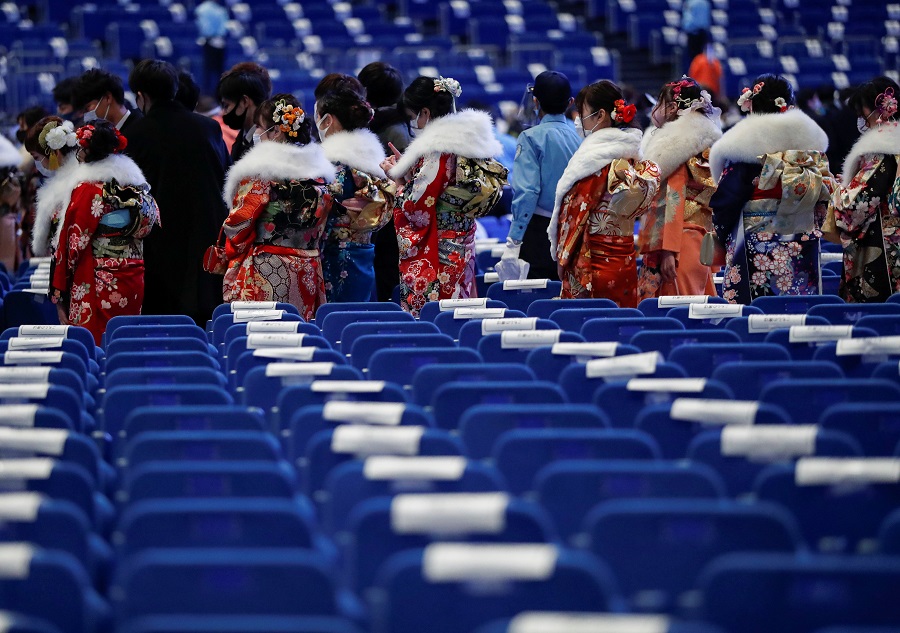 當地時間1月11日，穿着和服戴着口罩的少女在日本橫濱體育館參加成人禮。（路透社）