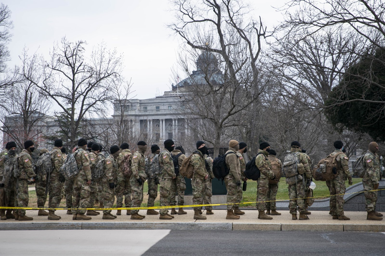 當地時間1月11日，美國首都華盛頓，國民警衛隊成員抵達美國國會大廈。（彭博社）