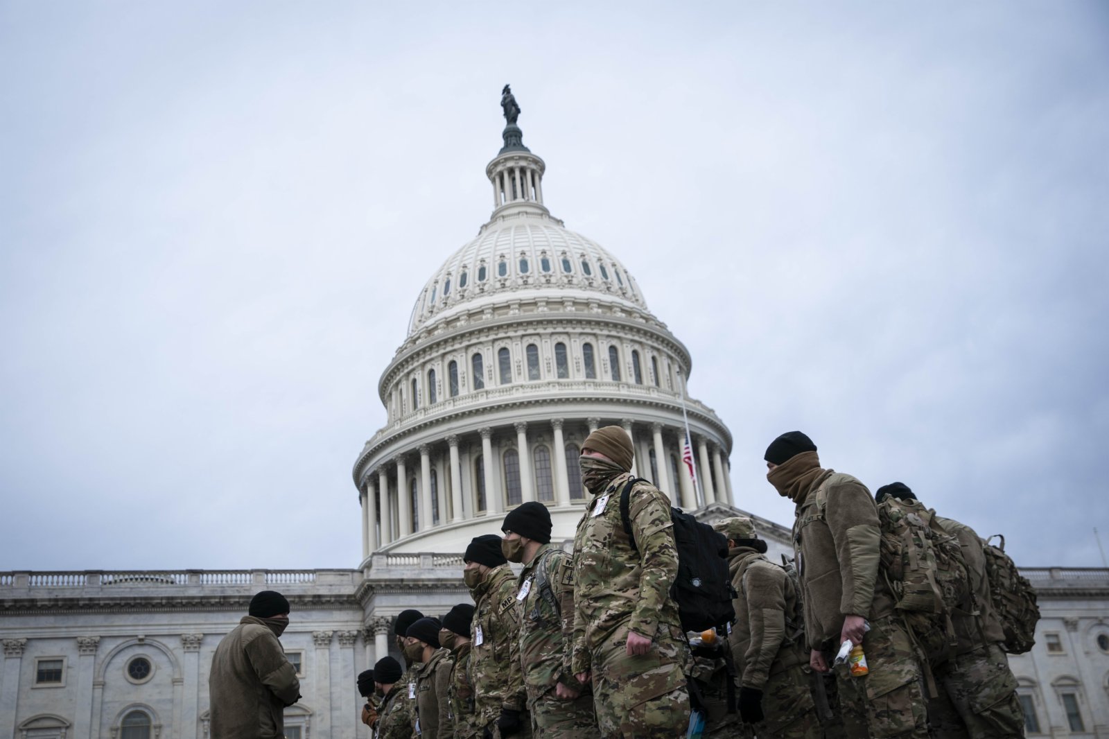 當地時間1月11日，美國首都華盛頓，國民警衛隊成員抵達美國國會大廈。（彭博社）