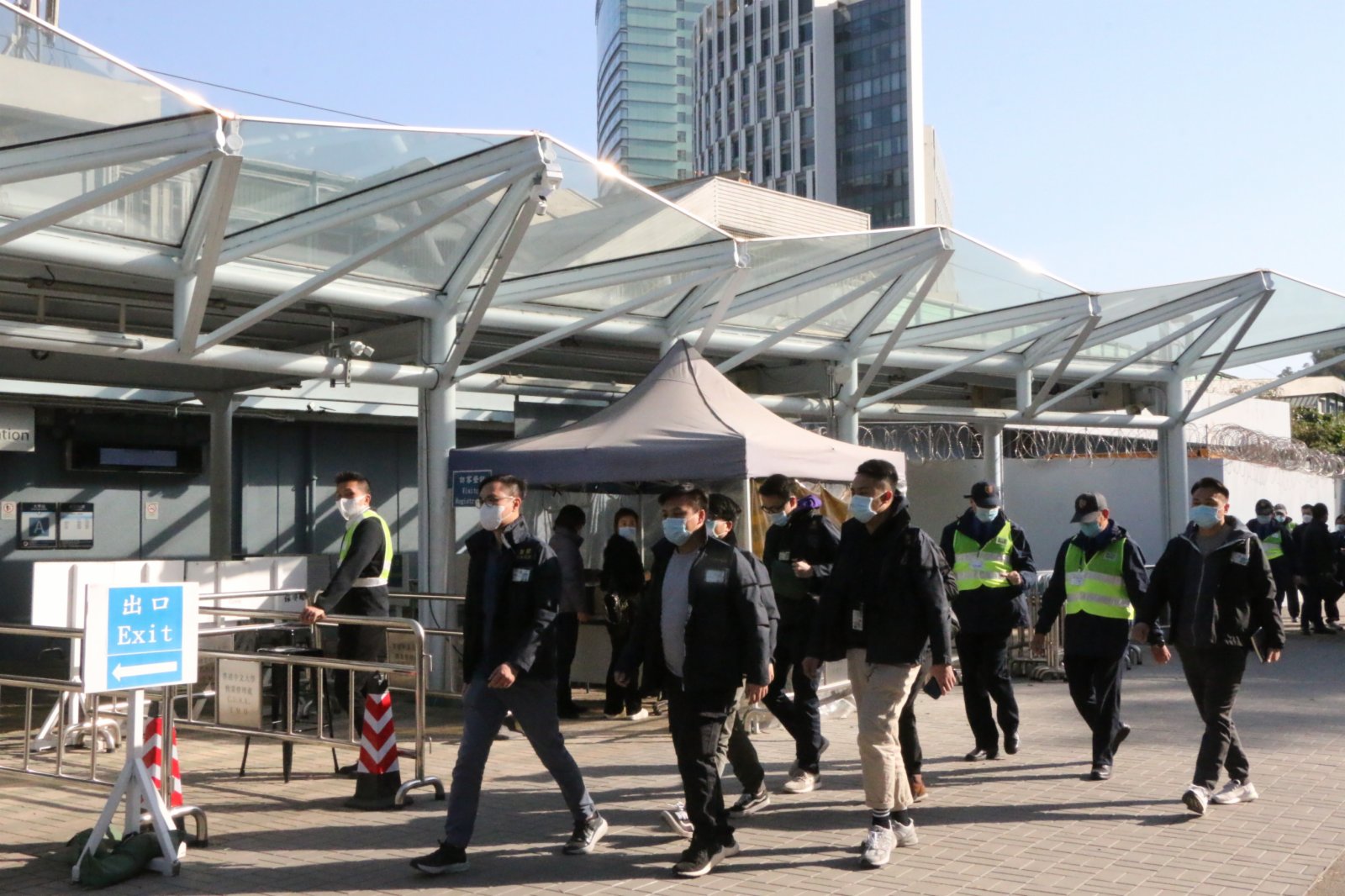 十多名警員由中大正門出發,在中大保安陪同下在校園內搜証,包括了解閉路電視位置等等。香港文匯網記者 攝 十多名警員由中大正門出發,在中大保安陪同下在校園內搜証,包括了解閉路電視位置等等。香港文匯網記者 攝