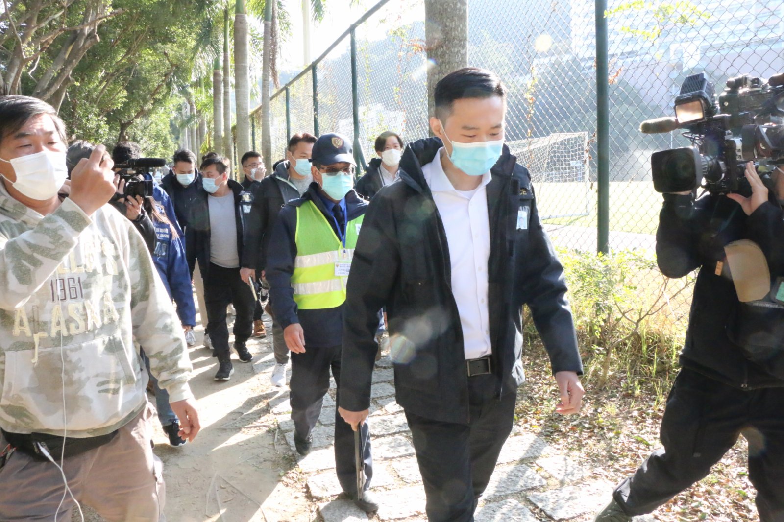 十多名警員由中大正門出發,在中大保安陪同下在校園內搜証,包括了解閉路電視位置等等。香港文匯網記者 攝 十多名警員由中大正門出發,在中大保安陪同下在校園內搜証,包括了解閉路電視位置等等。香港文匯網記者 攝