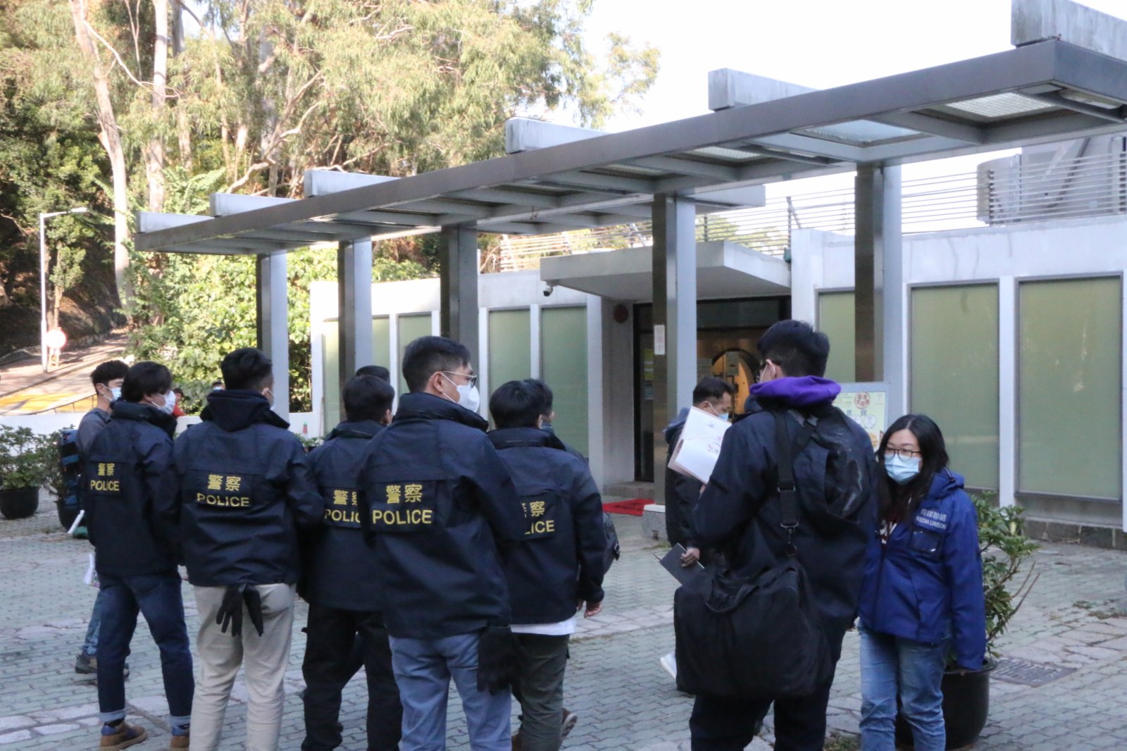 十多名警員由中大正門出發,在中大保安陪同下在校園內搜証,包括了解閉路電視位置等等。香港文匯網記者 攝 十多名警員由中大正門出發,在中大保安陪同下在校園內搜証,包括了解閉路電視位置等等。香港文匯網記者 攝
