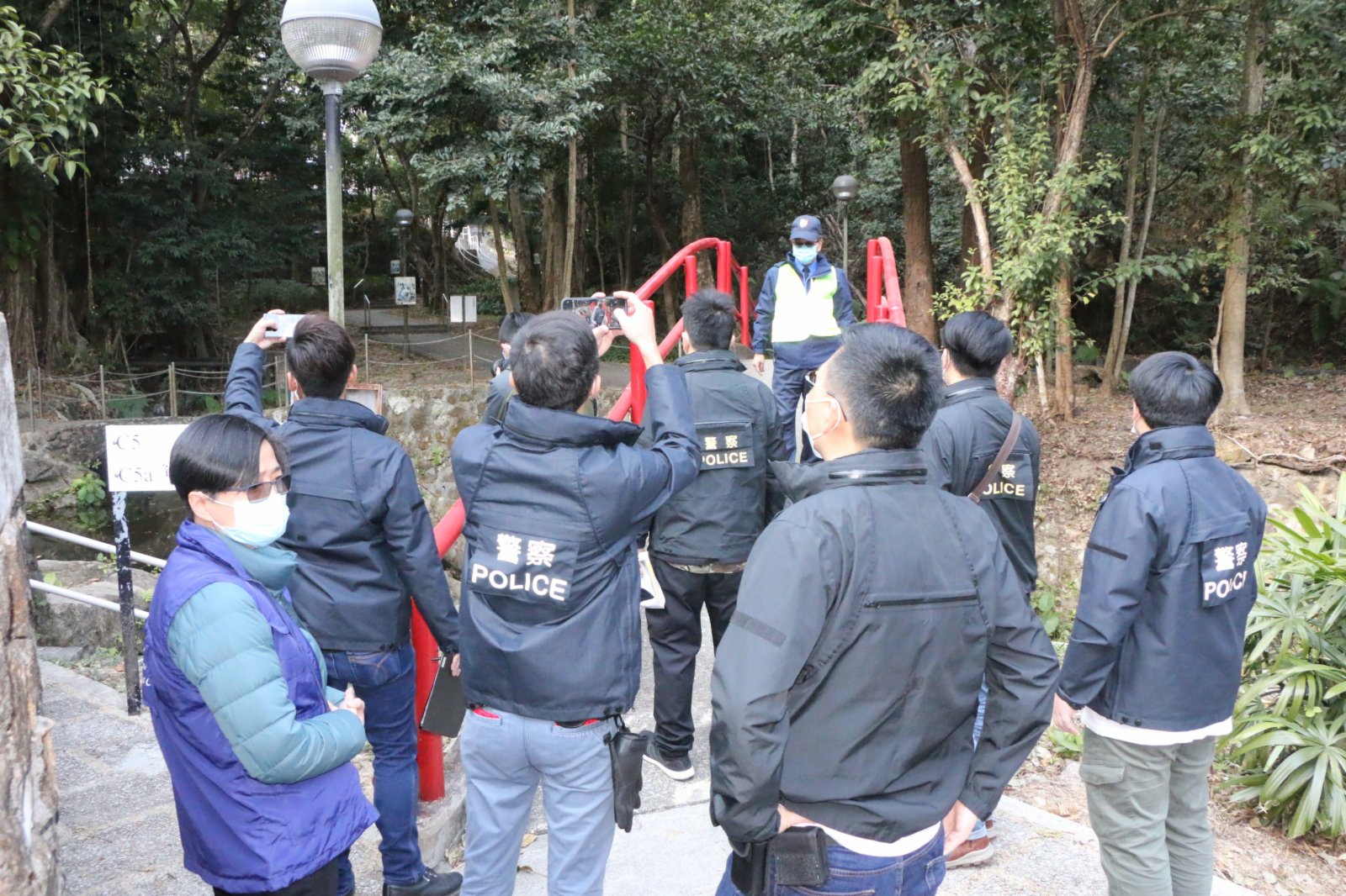 十多名警員由中大正門出發,在中大保安陪同下在校園內搜証,包括了解閉路電視位置等等。香港文匯網記者 攝 十多名警員由中大正門出發,在中大保安陪同下在校園內搜証,包括了解閉路電視位置等等。香港文匯網記者 攝
