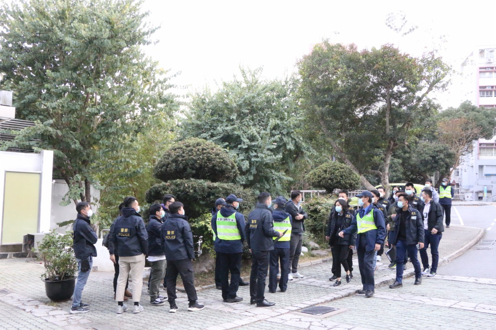 十多名警員由中大正門出發,在中大保安陪同下在校園內搜証,包括了解閉路電視位置等等。香港文匯網記者 攝 十多名警員由中大正門出發,在中大保安陪同下在校園內搜証,包括了解閉路電視位置等等。香港文匯網記者 攝