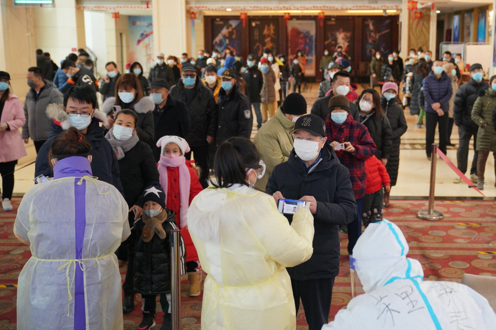 石家莊市橋西區恆大城社區居民在進行核酸採樣前錄入身份信息。（新華社）
