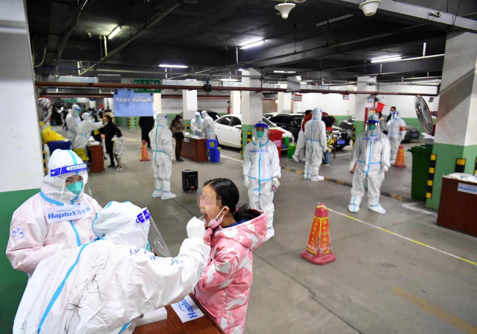 石家莊一小區居民正在地下車庫有序排隊進行核酸採樣。（中新社）

