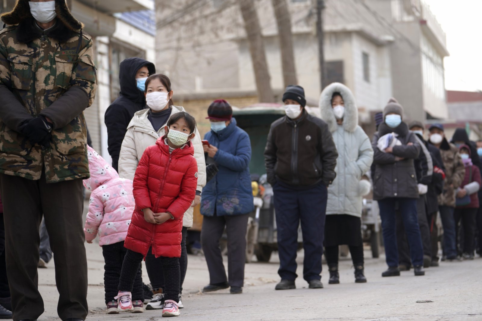 石家莊市元氏縣使莊村村民排隊準備進行核酸採樣。（新華社）