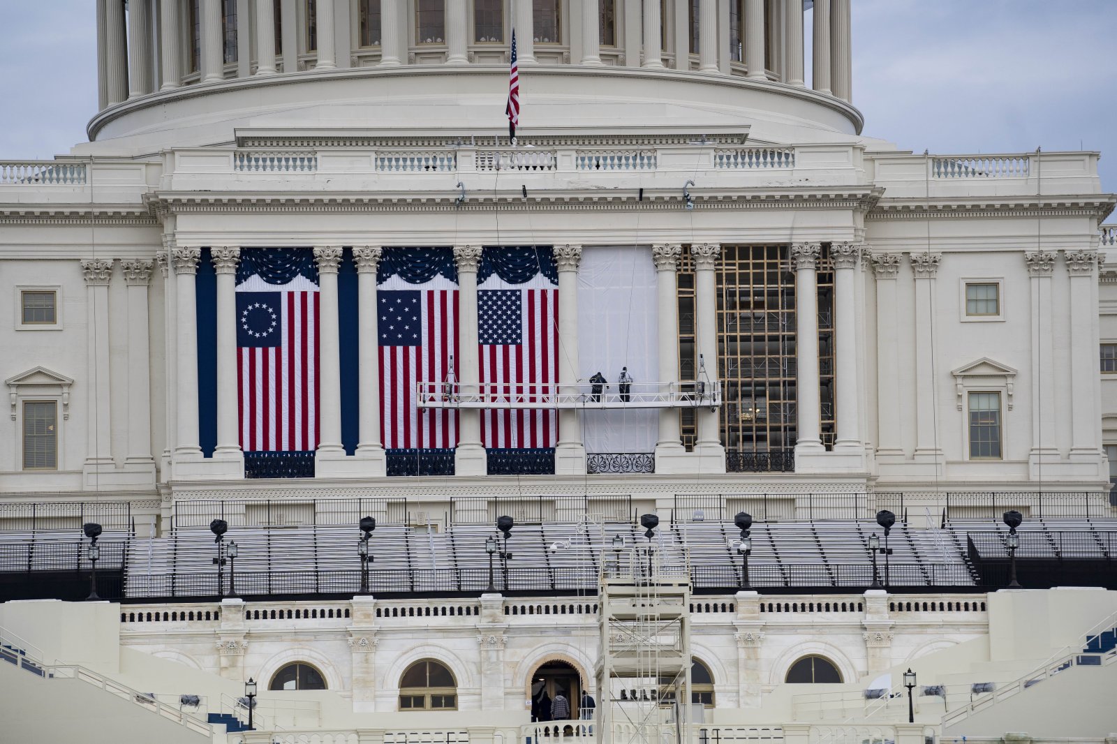 1月11日，在美國首都華盛頓，工作人員在國會大廈外懸挂旗幟，為下屆總統的就職典禮做準備。（新華社）
