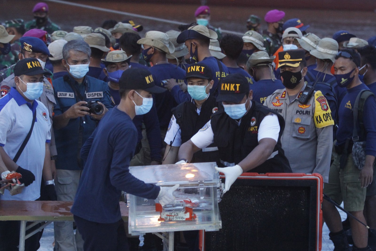 1月12日，在印度尼西亞首都雅加達，工作人員準備將「飛行數據記錄儀」裝進箱子中。（新華社）