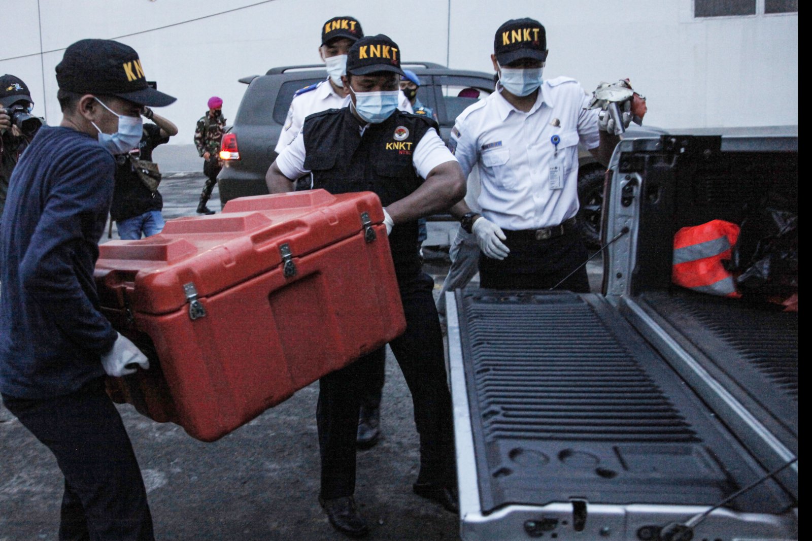 1月12日，在印度尼西亞首都雅加達，工作人員將裝有「飛行數據記錄儀」的箱子搬上卡車。（新華社）