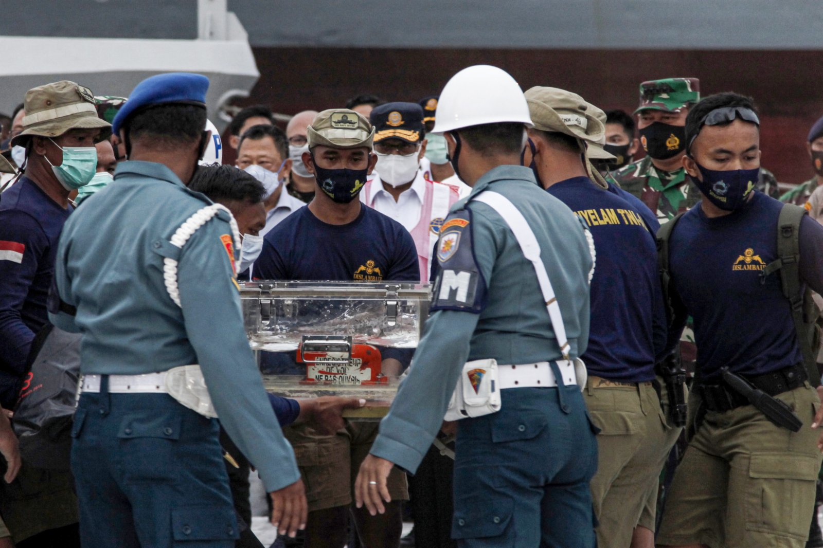 1月12日，在印度尼西亞首都雅加達，潛水員搬運「飛行數據記錄儀」。（新華社）