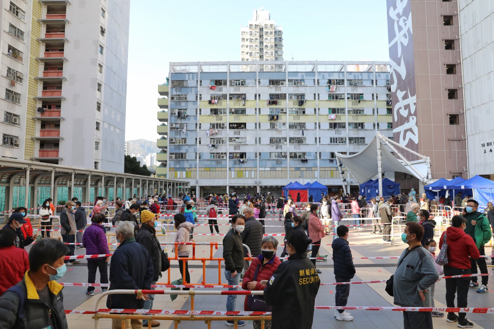 1月13日，大批市民在坪石廣場流動採樣站排隊等待檢測。香港中通社圖片