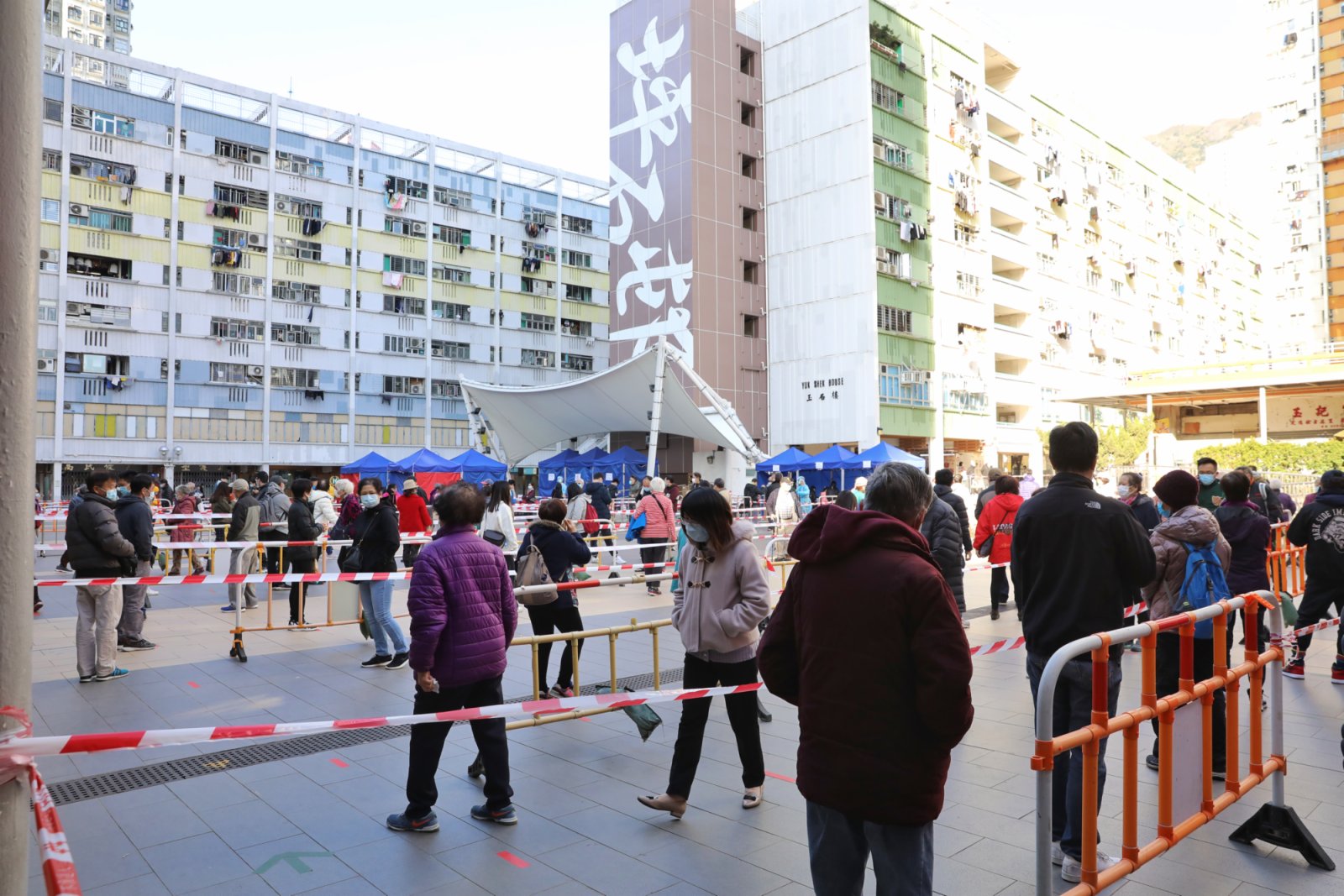 1月13日，大批市民在坪石廣場流動採樣站排隊等待檢測。香港中通社圖片